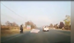 Ngã lộn nhào chỉ vì nệm trên xe tải rớt xuống đường